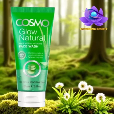 Embalagem verde de gel de limpeza facial COSMO Glow Natural com Aloe Vera num fundo natural de floresta com musgo e flores brancas.