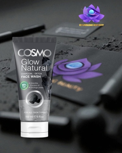 Tubo de limpeza facial COSMO Glow Natural Charcoal Detox com texto e fundo preto com pó e logótipo colorido