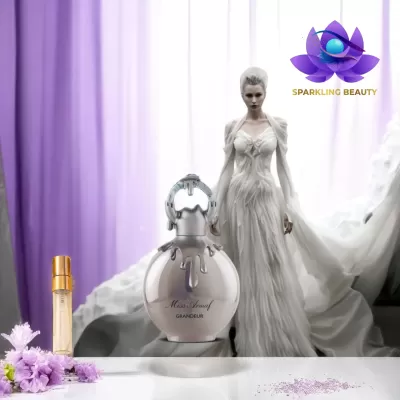 Frasco de perfume Miss Arumel GRANDEUR com figura feminina em vestido branco e logo Sparkling Beauty