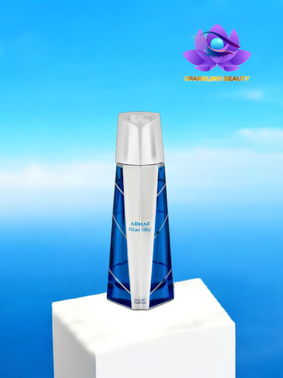 Frasco de perfume azul e prata sobre base branca com fundo azul