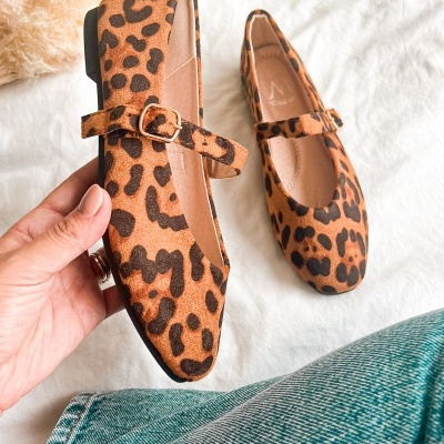 Sapatos Mary Jane padrão animal print em fundo branco.