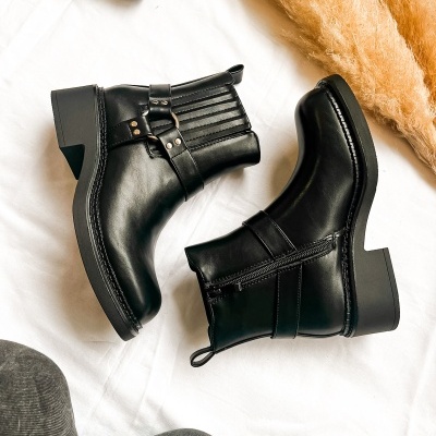 Botins pretos de couro com salto baixo e detalhes