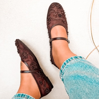 Sapatos Mary Jane castanhos com pérolas e bordados florais