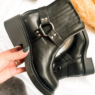Botas pretas de couro com tiras e rebites