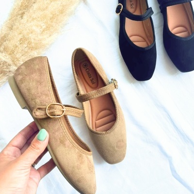 Sapatos femininos Mary Jane camel e pretos com fivela dourada e fundo branco