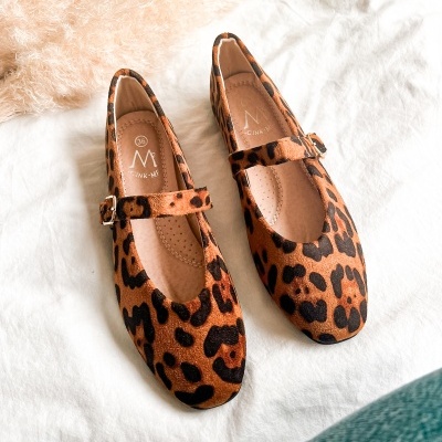 Sapatilhas de padrão de leopardo com alças e fivelas, sobre fundo branco