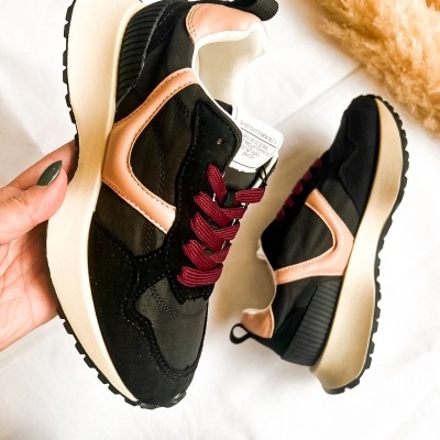 Ténis pretos com detalhes rosa e atacadores vermelhos