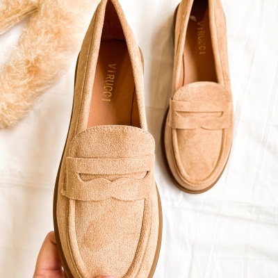 Sapatos mocassim em camurça bege com sola castanha