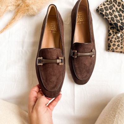 Sapatos mocassins castanhos em camurça com detalhe no topo e logo em interior.