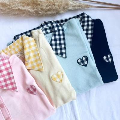 camisas de malha com gola e coração xadrez em várias cores
