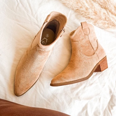 Botas castanhas claras de pele com salto médio em madeira e costuras decorativas