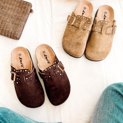 Chinelas de camurça castanho claro e escuro com fivela e tachas, tamanho 36, sobre tecido branco