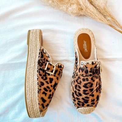 Sapatos mocassim animal print com plataforma de ráfia e fivela dourada