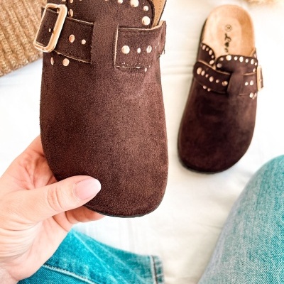 Chinelos tipo mule em camurça castanho escuro com fivela e rebites dourados