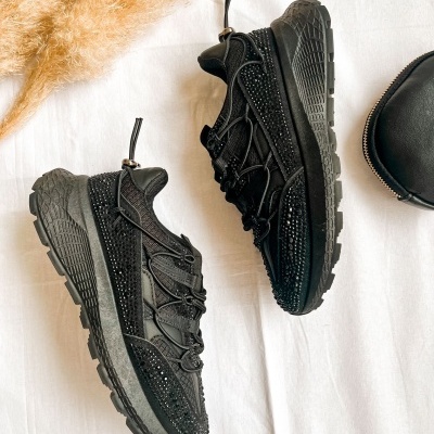 Ténis pretos femininos com detalhes em strass colocados sobre tecido branco