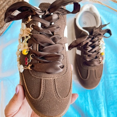Sapatilhas castanhas com atacadores de fita e adornos coloridos