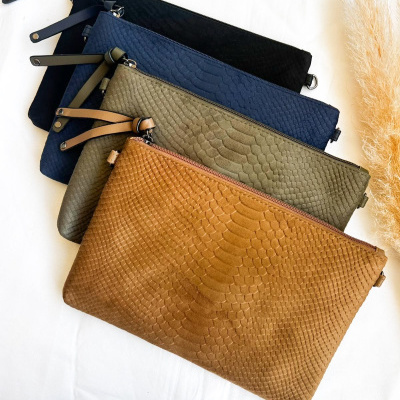 Bolsas de mão texturizadas em pele de serpente em várias cores