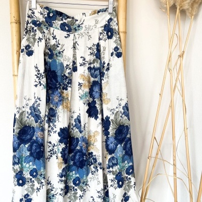 Saia floral azul e branca pendurada com decoração natural