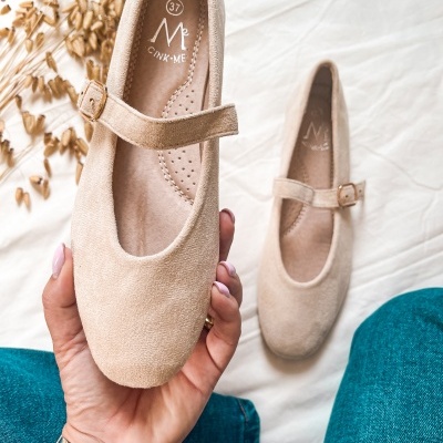 Sapatos Mary Jane bege claro com fivela e acabamento aveludado