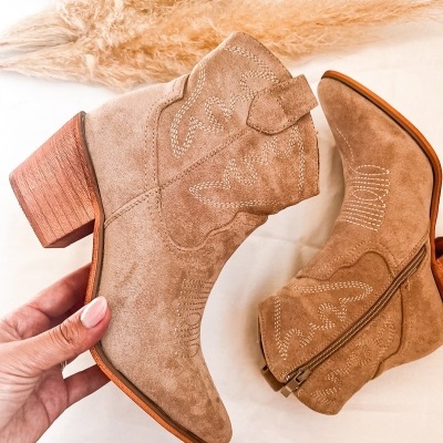 Botas de camurça castanhas com costura branca e salto de madeira