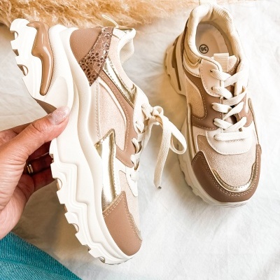 Sapatilhas desportivas bege, castanho e dourado com sola branca e atacadores brancos