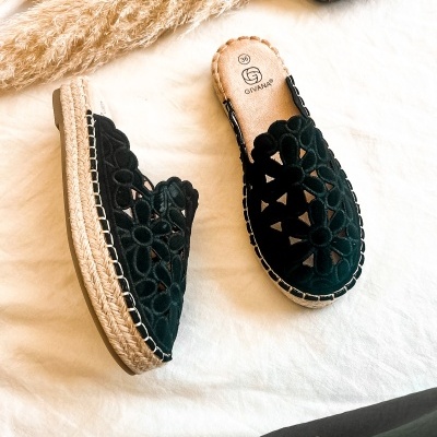 Sandálias pretas com plataforma em corda e design floral recortado, marca Gvanoa visível