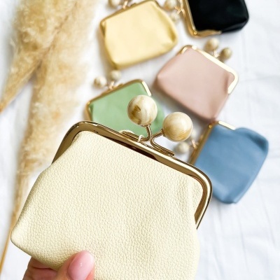 Carteiras pequenas em várias cores com fecho de bola em metal dourado