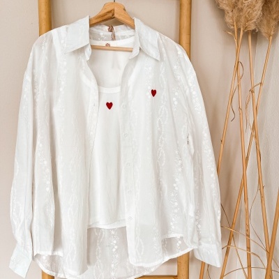 camisa branca bordada com top branco e corações vermelhos