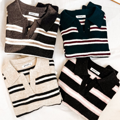 Quatro polos de malha EVIS com riscas horizontais em várias cores sobre fundo branco