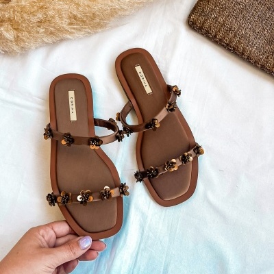 Sandálias castanhas com flores decorativas e marca CORINA na palmilha