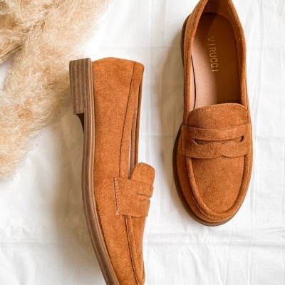 Sapatos mocassin castanhos em camurça com sola castanha clara, vistos de topo e lateral