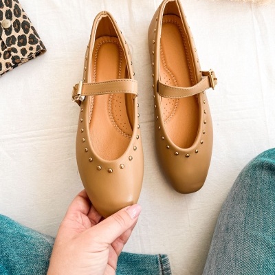 Sapatilhas castanho claro com rebites dourados e tira com fivela