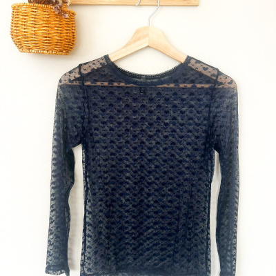 Camisola feminina transparente azul escura com padrão de corações