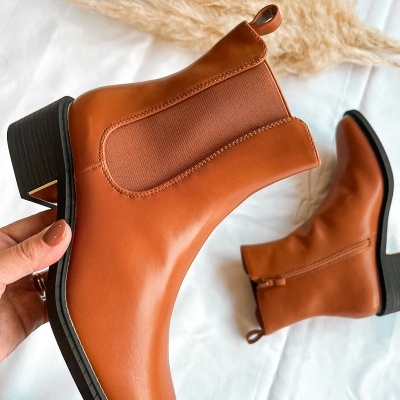 Botas castanhas de pele sintética com salto médio e elástico lateral