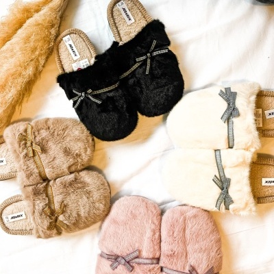 Quatro pares de chinelos de pelúcia em várias cores com fitas decorativas