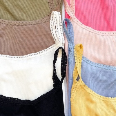 Sete tops de alças em diferentes cores e tecido canelado com renda.