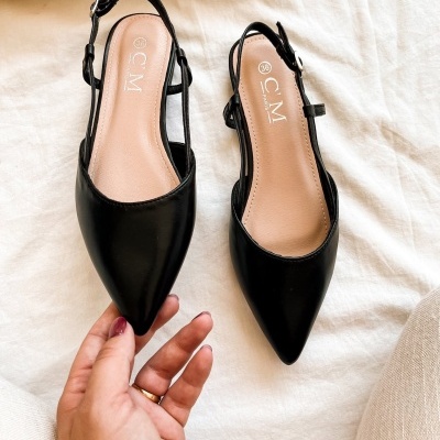 Sapatos pretos femininos slingback com salto baixo e biqueira pontiaguda, marca C M na palmilha