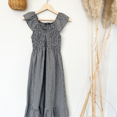 vestido xadrez preto e branco com babados pendurado em cabide