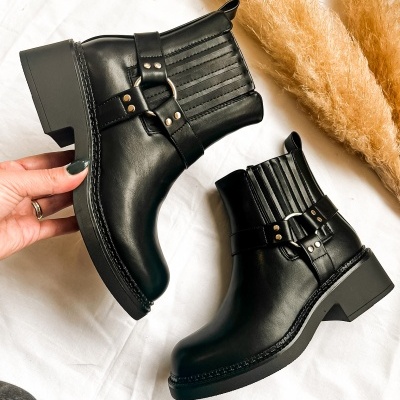 Botas pretas de salto quadrado com fivela e elástico prateado