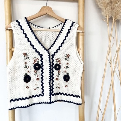 Camisola colete branca em malha com bordado de flores e botões azuis