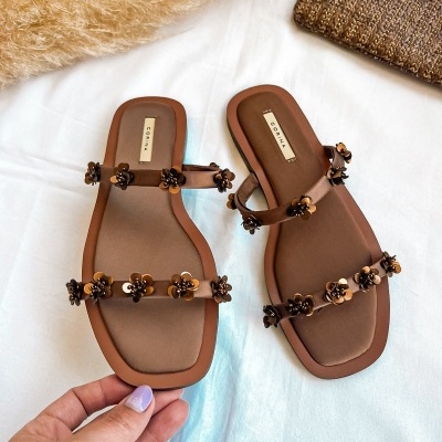Sandálias rasas castanhas femininas com flores decorativas e marca CORINA