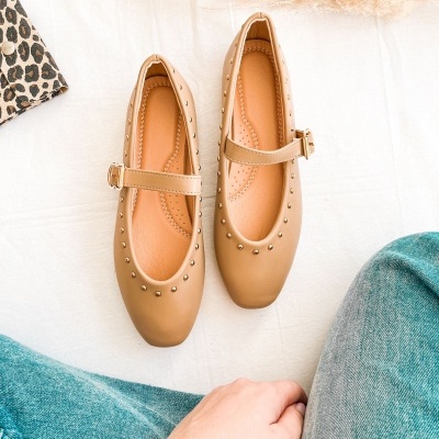 Sapatos mary jane castanhos com tachas douradas e fivela