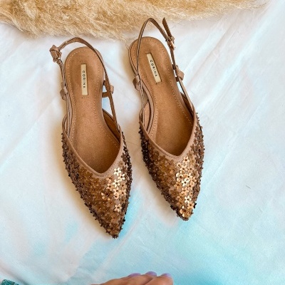 Sapatos de senhora bege com lantejoulas de flores e tiras no calcanhar