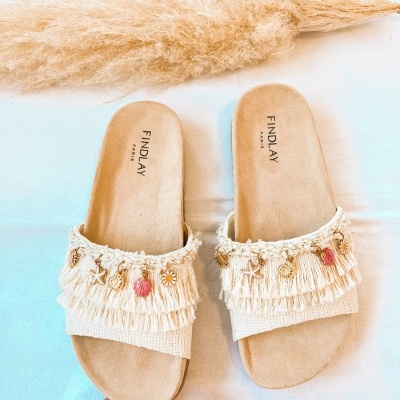 Chinelos femininos bege com franjas e pendentes decorativos em tecido branco