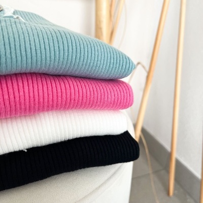 Camisolas empilhadas em várias cores com textura canelada