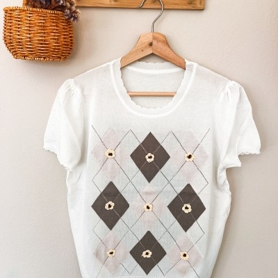camisola branca de malha com padrão argyle cinza e branco e flores bordadas