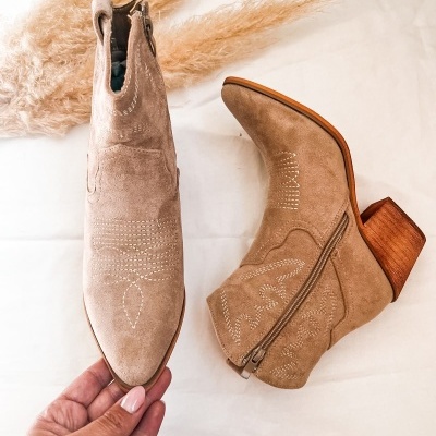 Botins em camurça bege com salto de madeira e fecho lateral