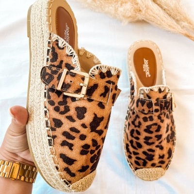 Sapatos mocassim animal print com sola de juta e fivela dourada