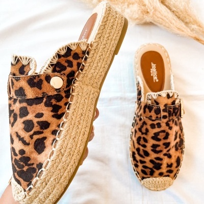 Mocassins animal print castanho e preto com sola em cortiça e detalhes em tecido trançado