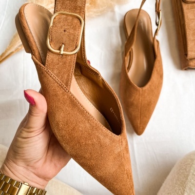 Sapatos marrons de camurça com fivela dourada e biqueira apontada